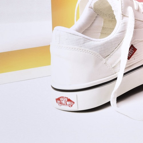 حذاء فانز Vans باللون الابيض والشريط الابيض 