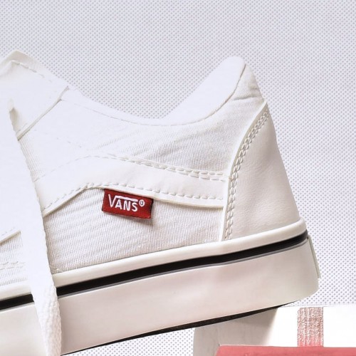 حذاء فانز Vans باللون الابيض والشريط الابيض 