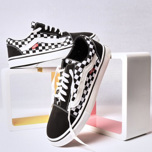 حذاء فانز Vans باللون المرقط  الابيض والاسود