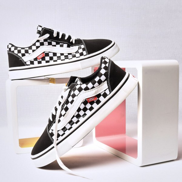 حذاء فانز Vans باللون المرقط  الابيض والاسود
