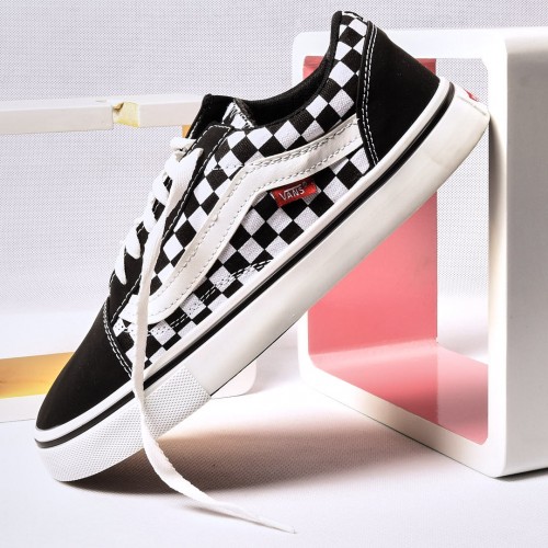 حذاء فانز Vans باللون المرقط  الابيض والاسود