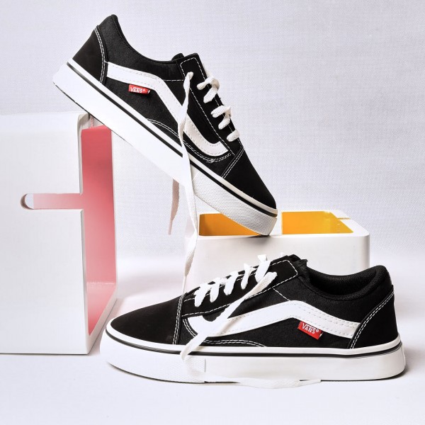 حذاء فانز Vans باللون الاسود والشريط الابيض 