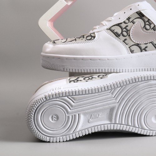 حذاء Air Dior  باللون الابيض وبجودة عالية 