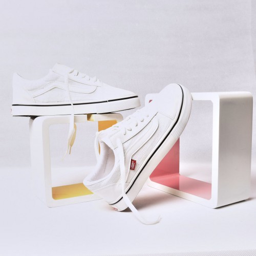 حذاء فانز Vans باللون الابيض والشريط الابيض 