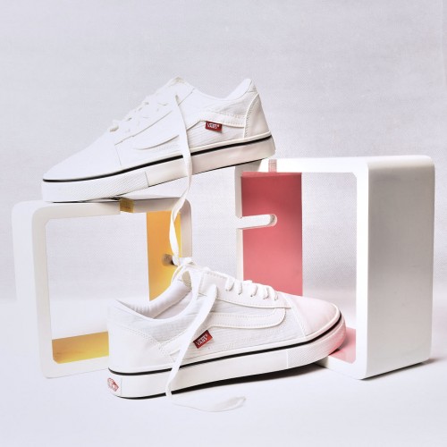 حذاء فانز Vans باللون الابيض والشريط الابيض 