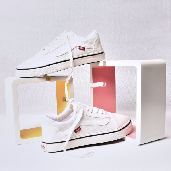 حذاء فانز Vans باللون الابيض والشريط الابيض 