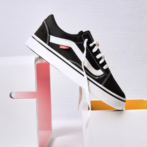 حذاء فانز Vans باللون الاسود والشريط الابيض 