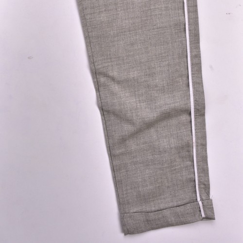 خامة (مناسبة كبنطلون و بجامة)  رصاصي مع خط ابيض على الجانب وكفة من الاسفل