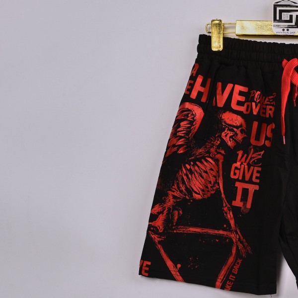 خامة قطن درجة ممتازة شورت كتابة حمراء لون اسود  فصال عالي جيب على الجانب 