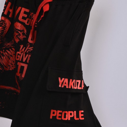 خامة قطن درجة ممتازة شورت كتابة حمراء لون اسود  فصال عالي جيب على الجانب 