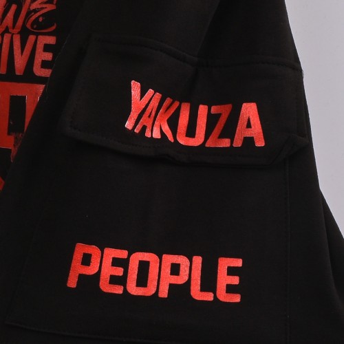 خامة قطن درجة ممتازة شورت كتابة حمراء لون اسود  فصال عالي جيب على الجانب 