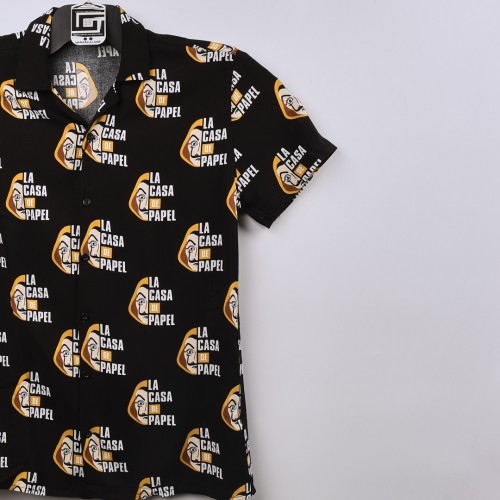 قميص خامة قطنية  مريحة جدا وبفصال حركي جميل  باللون الاسود مع طبعة lacasa de papel اصفر 