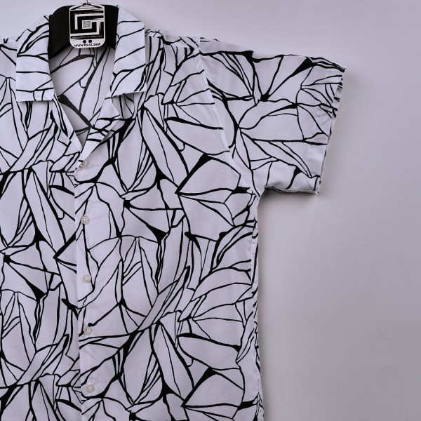 قميص خامة قطنية  مريحة جدا وبفصال حركي جميل  باللون الابيض مع حركات بالاسود