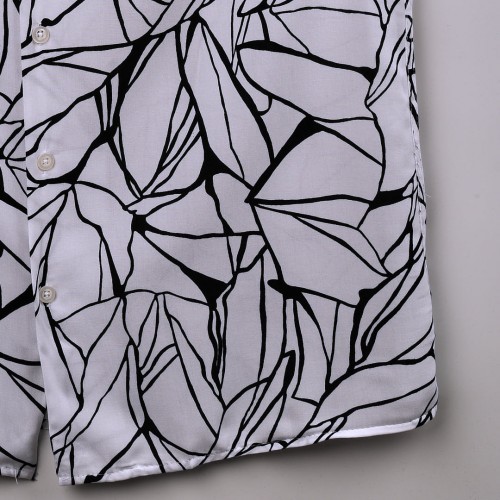 قميص خامة قطنية  مريحة جدا وبفصال حركي جميل  باللون الابيض مع حركات بالاسود