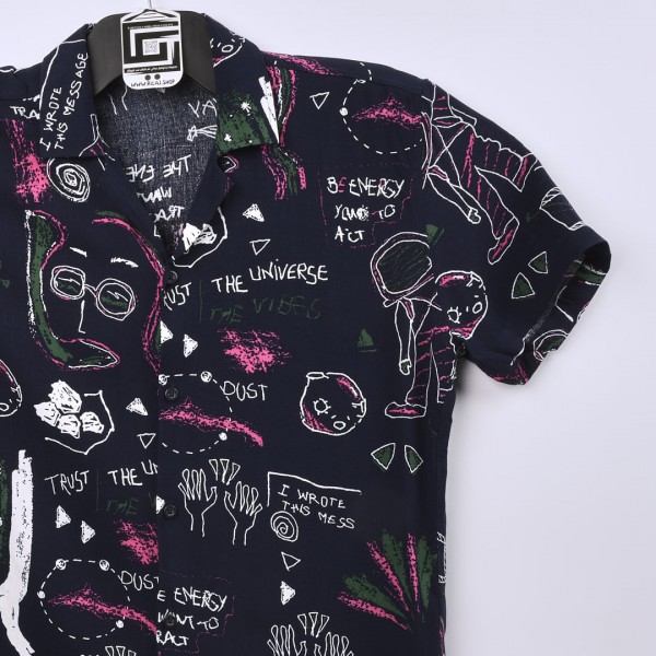 قميص خامة قطنية  مريحة جدا وبفصال حركي جميل  باللون  الاسود مع حركات شكلية وكتابية