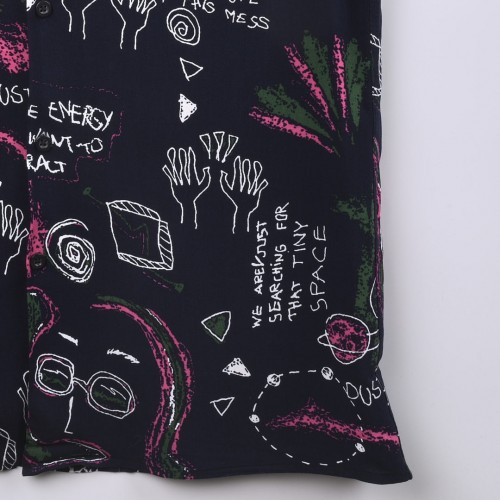 قميص خامة قطنية  مريحة جدا وبفصال حركي جميل  باللون  الاسود مع حركات شكلية وكتابية