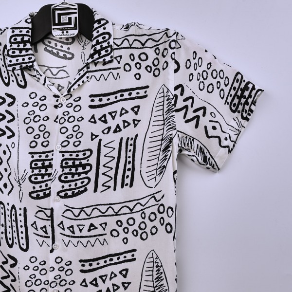 قميص خامة قطنية  مريحة جدا وبفصال حركي جميل  باللون الابيض مع حركات باللون الاسود 