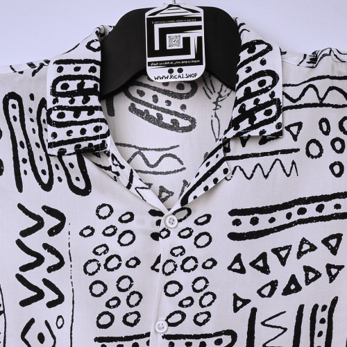 قميص خامة قطنية  مريحة جدا وبفصال حركي جميل  باللون الابيض مع حركات باللون الاسود 