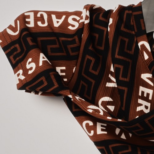 خامة قطن خفيف versace مقلم ياخة دائرية تدرجات الاحمر