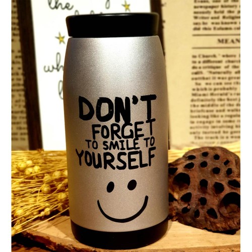 ترمس وقارورة من الفولاذ المقاوم للصدأ مع عبارة  Dont Forget To Smile باللون الرصاصي والاسود