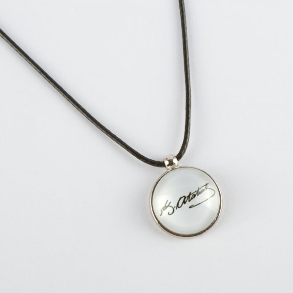  قلادة زجاجية 1881-1938 لون ابيض 