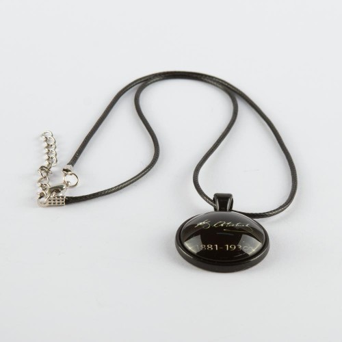  قلادة زجاجية 1881-1938 لون ابيض 