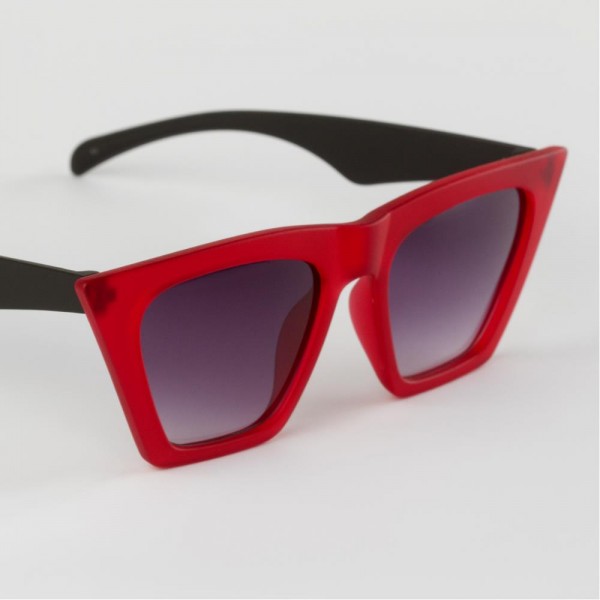 نظارة شمسية بمسند اذن اسود واطار احمر وتظليل رائع