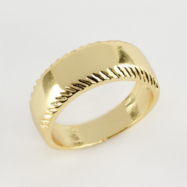 خاتم معدني ذهبي اللون 